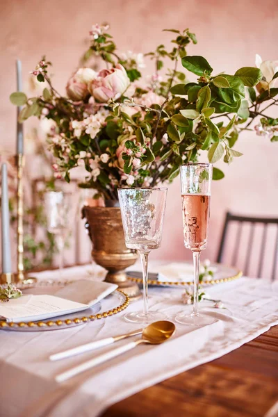 Vintage Hochzeitsdekor. schöner Veranstaltungsort. Kreative Dekoration. rosa und goldene Farbe. Hochzeitskalligraphie-Menü — Stockfoto