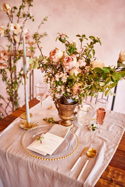 Decorazione di tavolo festiva. Posate d'oro. Con diversi colori naturali e fiori. Granato. Matrimonio di lusso, festa, compleanno. Vista dall'alto. Oro, rosa. Candele — Foto Stock