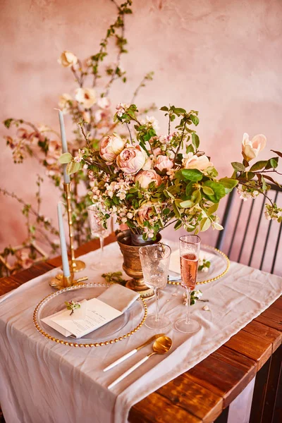 Vintage wedding decor. Beautiful event venue. Creative decoration. Pink and gold color. Wedding calligraphy menu — Stock Photo, Image