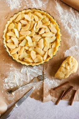 Beyaz mutfak arka plan üzerinde ev yapımı rustik elmalı turta hazırlık. Düz yatıyordu.