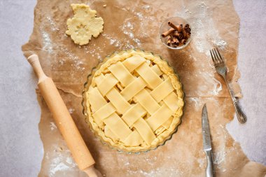 Beyaz mutfak arka plan üzerinde ev yapımı rustik elmalı turta hazırlık. Düz yatıyordu.