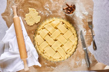 Beyaz mutfak arka plan üzerinde ev yapımı rustik elmalı turta hazırlık. Düz yatıyordu.