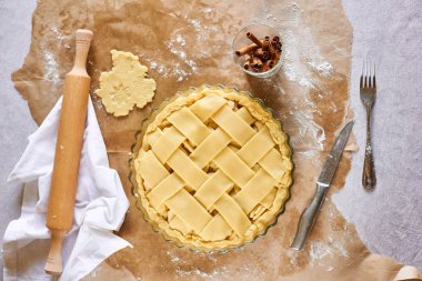 Beyaz mutfak arka plan üzerinde ev yapımı rustik elmalı turta hazırlık. Düz yatıyordu.