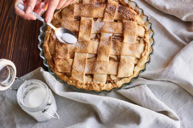 Pişirme pişirme konsepti. Rustik Amerikan tarzı elmalı turta yapma, şeker ile masaya üst görünümü