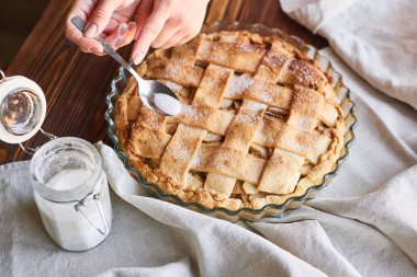 Kahverengi ahşap masada ev yapımı elmalı turta. Elma kafes üst üstten görünümü ile tart. Rustik tarzı