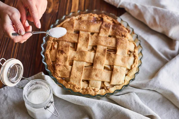 Cocinar concepto de cocción. Hacer pastel de manzana estilo americano rústico, vista superior sobre la mesa con azúcar — Foto de Stock