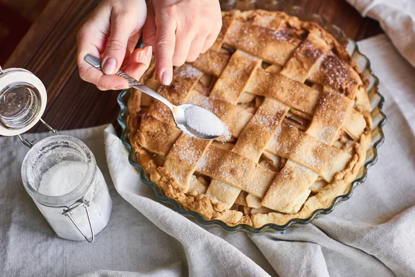 Cocinar concepto de cocción. Hacer pastel de manzana estilo americano rústico, vista superior sobre la mesa con azúcar — Foto de Stock