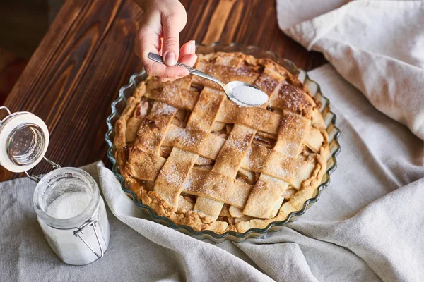 Домашний яблочный пирог на коричневом деревянном столе. Яблочный пирог с решеткой сверху. Сельский стиль — стоковое фото