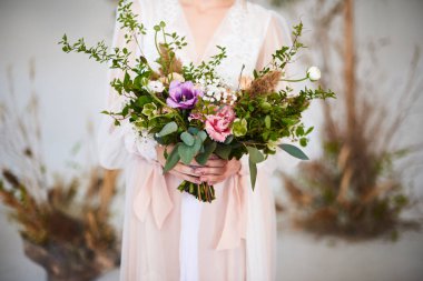 Gelinin ellerinde zarif düğün buketi