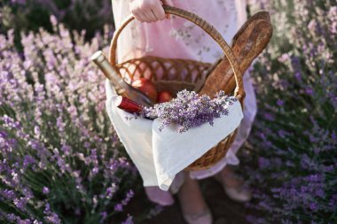Lavanta alanları romantik elbiseli Genç kız