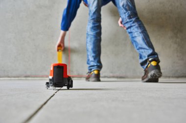 zemin ve duvarlar ile lazer seviye kontrol