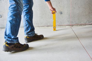 Alt kontrol duvarları lazer çizgi düzeyi kullanarak çalışır. Lazer rulet cihazı