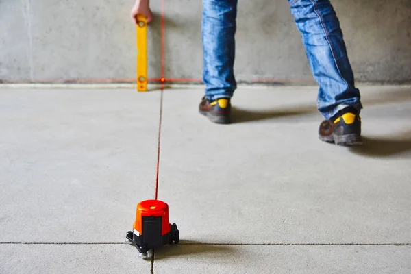 Alt kontrol duvarları lazer çizgi düzeyi kullanarak çalışır. Lazer rulet cihazı