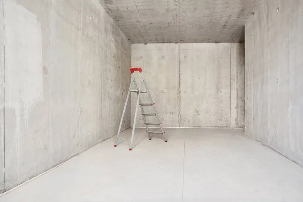 Merdiveni tamamlanmamış bir beton Oda - resim