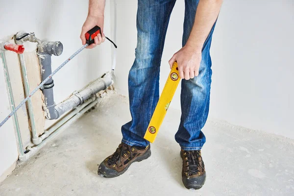 Encanamento em casa. Instalação de tubos de esgoto na cozinha de um apartamento interior durante obras de renovação . — Fotografia de Stock