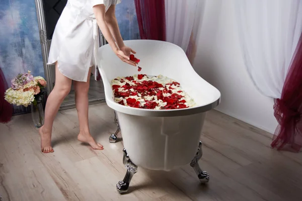 Descalza hermosa chica preparándose para tomar un baño, concepto de spa —  Fotos de Stock