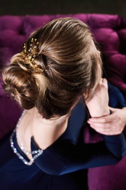 mavi seksi elbise güzel genç kadın. Lüks. güzellik sarışın oturan kız. moda portre. dekorasyon ile akşam saç modeli