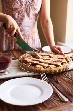 kadın tahta masada taze pişmiş elmalı turta bir tatlı kesme
