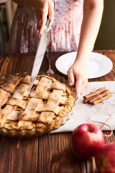 Woman putting delicious american pie on table. Close-up woman's hands cutting a homemade apple pie. White plates on the table — Stock Photo, Image