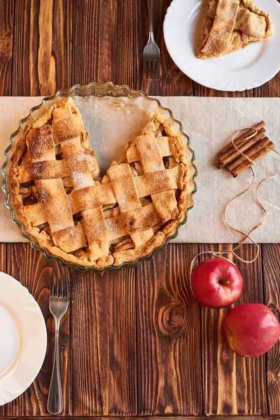 Tasty homemade apple pie. American pie. Apples. Cinnamon. Plate. Linen towel. Wooden background. Top view — Stock Photo, Image