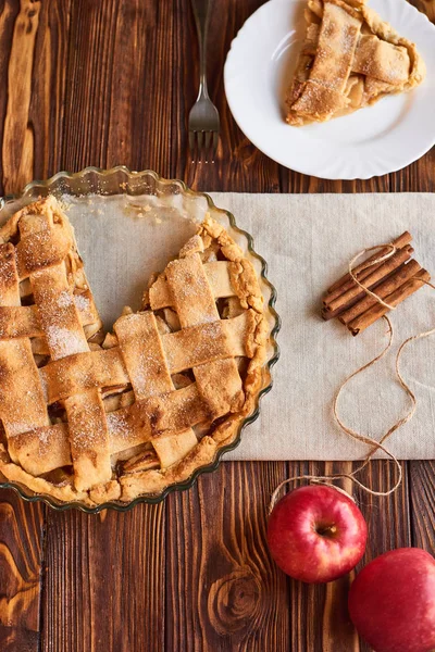 Eating sweet food context. Traditional holidays apple pie, slice on white plate and apples. Relishing sweet treats — Stock Photo, Image