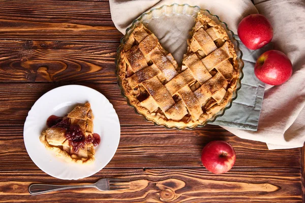 Comer um contexto de comida doce. Férias tradicionais torta de maçã, fatia e maçãs. Doçuras doces reconfortantes — Fotografia de Stock