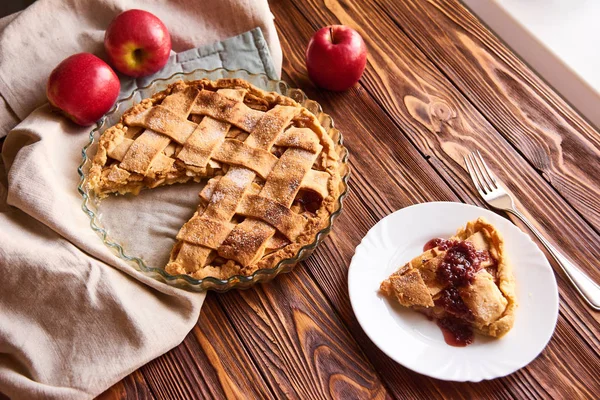 Composition with homemade tasty apple pie on wooden table. Apples. Linen towel. Wooden background — Stock Photo, Image