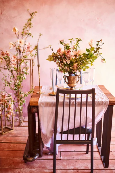 Vintage wedding decor. Beautiful event venue. Creative decoration. Pink and gold color. Wedding calligraphy menu — Stock Photo, Image