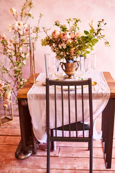 Decorazione di nozze vintage. Bellissima location per eventi. Decorazione creativa. Colore rosa e oro. Menù Calligrafia Matrimonio — Foto Stock