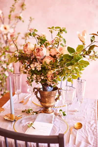 Decoración festiva de la mesa. Cubertería dorada. Con diferentes colores naturales y flores. Granate. Boda de lujo, fiesta, cumpleaños. Vista desde arriba. Oro, rosa. Velas — Foto de Stock