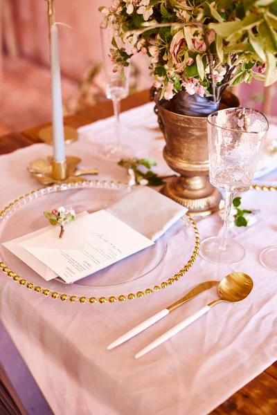 Dekorasi meja perayaan. Alat makan emas. Dengan warna alami yang berbeda dan bunga. Garnet. Pernikahan mewah, pesta, ulang tahun. Lihat dari atas. Emas, pink. Lilin — Stok Foto