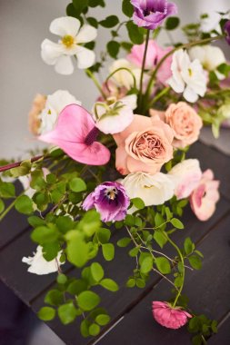 Vintage düğün dekoru. Güzel bir etkinlik mekanı. Yaratıcı dekorasyon. Pembe ve gri renk