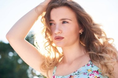 yaz elbise sittings üzerinde bir kız üzerinde açık teras kafe