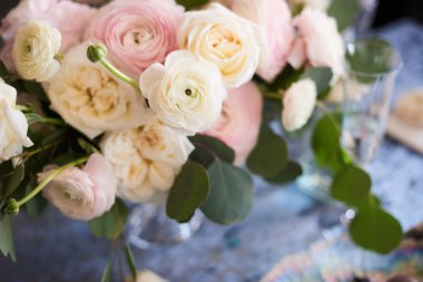 Şenlikli masa dekoru. Altın çatal bıçak takımı. Farklı doğal renkler ve çiçekler ile. Granat. Lüks düğün, parti, Doğum günü. Yukarıdan görüntüle. Mavi, gri, pembe. Mum