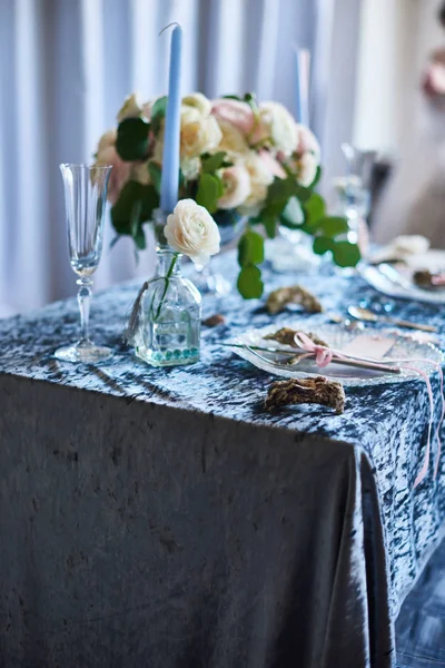 Vintage bruiloft decor. Mooi evenement locatie. Creatieve decoratie. Blauwe en witte kleur. Tafel met blauw pluchen tafelkleed, bloemen, parel en schelpen — Stockfoto
