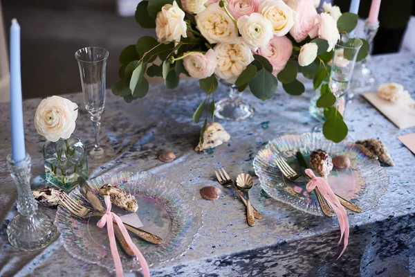 Vintage Hochzeitsdekor. schöner Veranstaltungsort. Kreative Dekoration. blau, weiß Perlmutt Farbe. Tisch mit blauer Plüsch-Tischdecke, Blumen, Perlen und Muscheln — Stockfoto