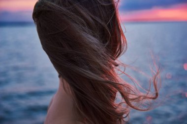 Uzun saçlı güzel kız şafak la tanışır. Gün batımında denizde yelkenli tekne