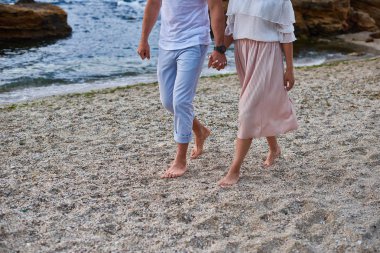 Balayı gezisi. Denizde erkek ve kız. Erkek ve kadın seyahat ediyor. Yeni evli bir çift. Severler. Tatil romantizmi