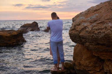 Balayı gezisi. Denizde erkek ve kız. Erkek ve kadın seyahat ediyor. Yeni evli bir çift. Severler. Tatil romantizmi