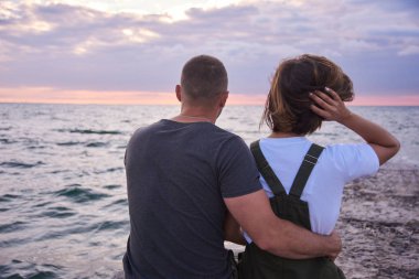 gün batımı sahilinde iskelede sevecen çift. güzel romantik aşk arka plan