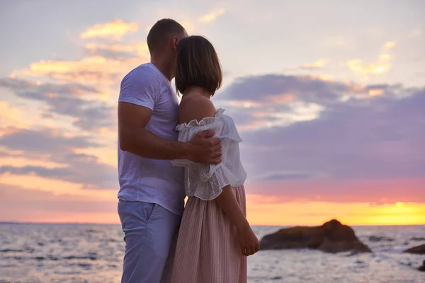 Pareja enamorada se encuentra increíble amanecer en una playa salvaje —  Fotos de Stock