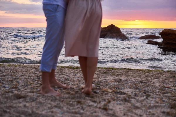 Pareja enamorada se encuentra increíble amanecer en una playa salvaje — Foto de Stock