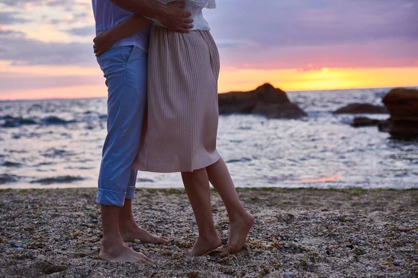 Pareja en el amor están de pie y encuentro amanecer en la playa en la orilla del océano — Foto de Stock