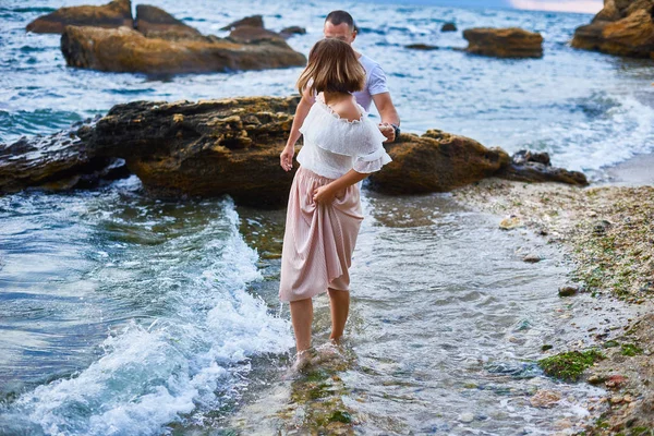 Pareja en el amor paseos en la playa en la orilla del mar —  Fotos de Stock
