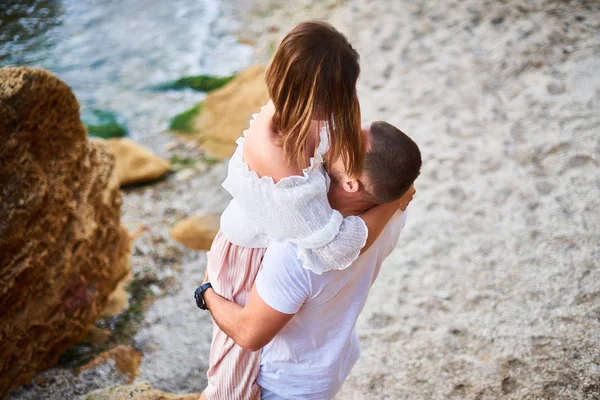 Viaje de luna de miel. Chico y chica en el mar. Hombre y mujer viajando. Una pareja recién casada. Amantes. Vacaciones romance — Foto de Stock