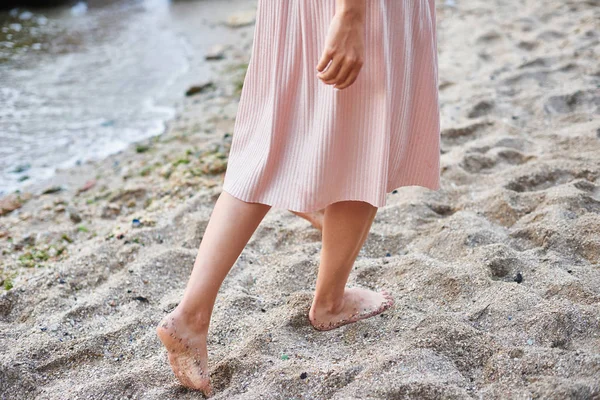 Couple in love walks at the beach in ocean shore — Stock Photo, Image