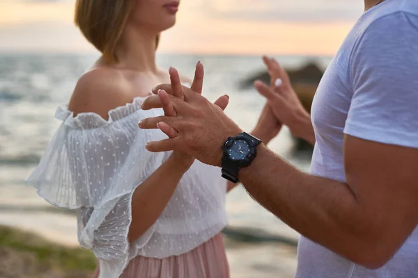 Amanti uomo e donna abbraccio e bacio in piedi sulla scogliera — Foto Stock