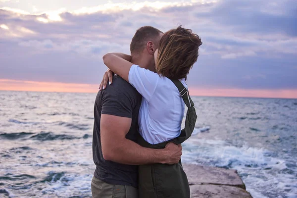 Pareja en el amor están de pie y la reunión amanecer en el muelle. océano o orilla del mar — Foto de Stock