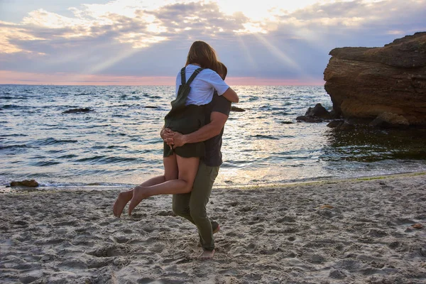 Pareja cariñosa en la playa del amanecer. hermoso romántico amor fondo — Foto de Stock