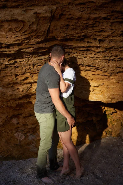 Amantes hombre y mujer abrazo y beso de pie en el acantilado — Foto de Stock